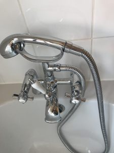 How to remove limescale from bathrooms-clean bathtub tab